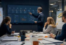 Équipe de PME réalisant un exercice de crise cyber avec une chronologie et une cartographie d’outils marketing