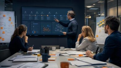 Équipe de PME réalisant un exercice de crise cyber avec une chronologie et une cartographie d’outils marketing